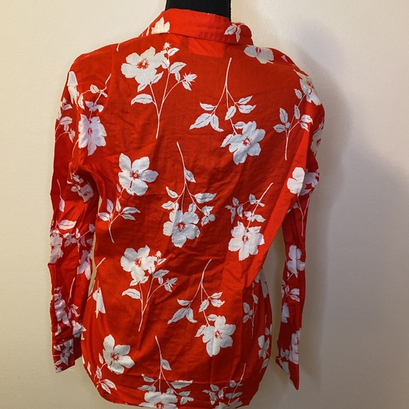 ๐ 2/$25 Liz Claiborne Petite Red and White Floral Button Up Shirt - Picture 3 of 4